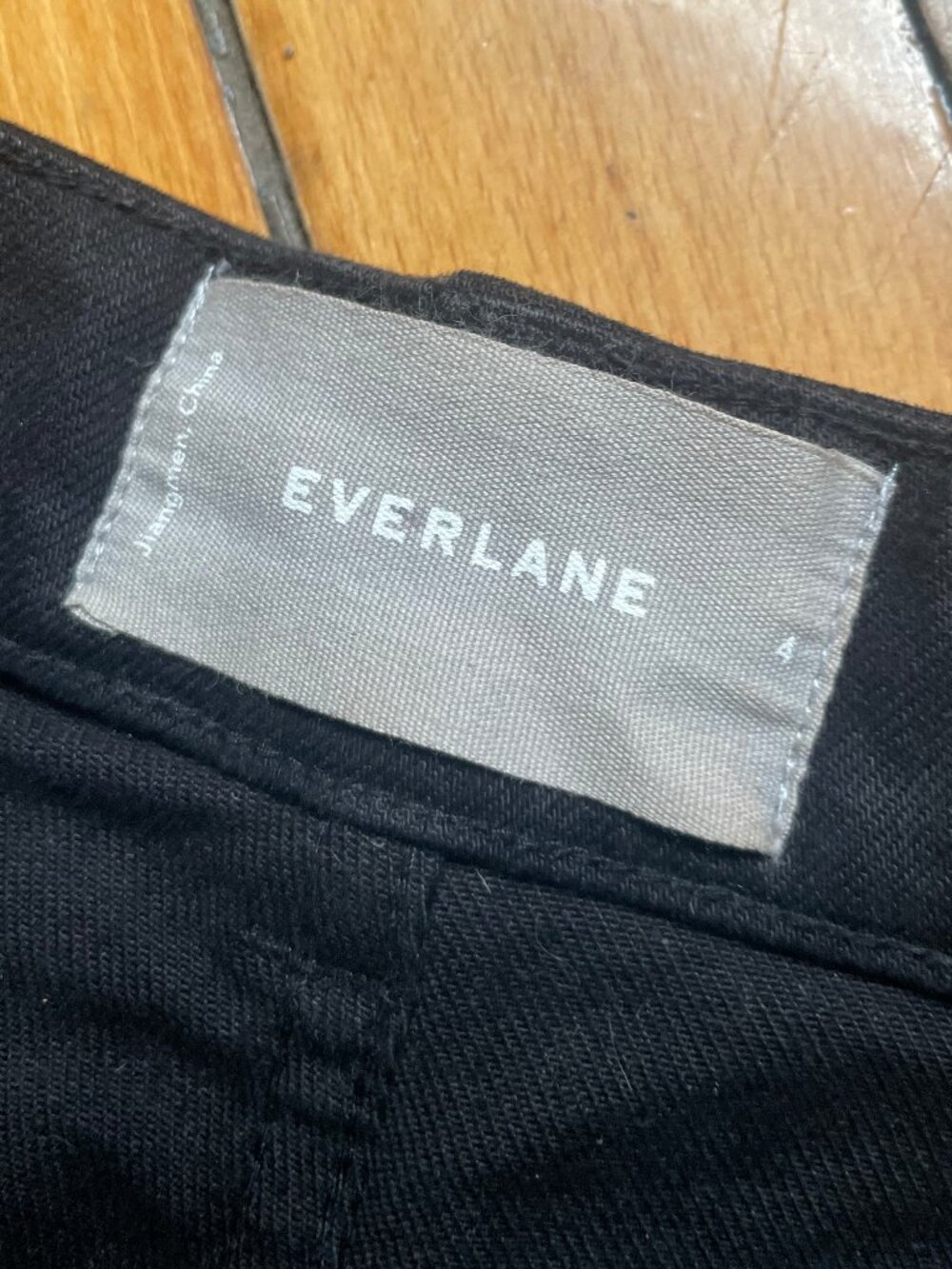 Everlane Black Short - Picture 5 of 5